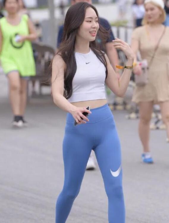 连体裤|路人街拍，牛仔短裤让你的搭配更轻松，年轻姑娘更喜欢的搭配