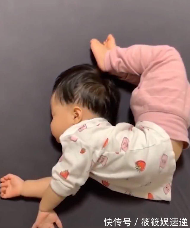 盲盒|宝宝睡姿能有多“妖娆”妈妈掀开被子那一刻就像是在开盲盒