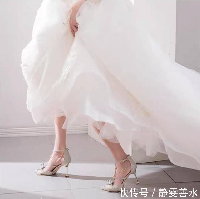 时尚|裸色尖头细跟，衬托出修长的腿部线条，展现柔美的脚部曲线
