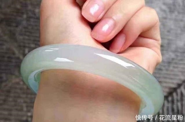 长期佩戴|左手长期戴“玉手镯”,可能会给女人带来3大“变化”!