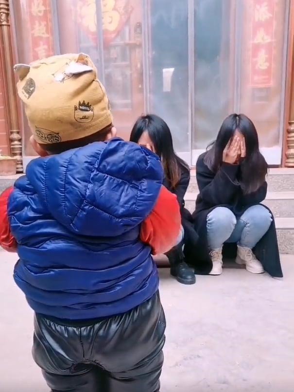 双胞胎|妈妈跟小姨是双胞胎,宝宝辨认不出的模样逗笑众人,网友:太绝了