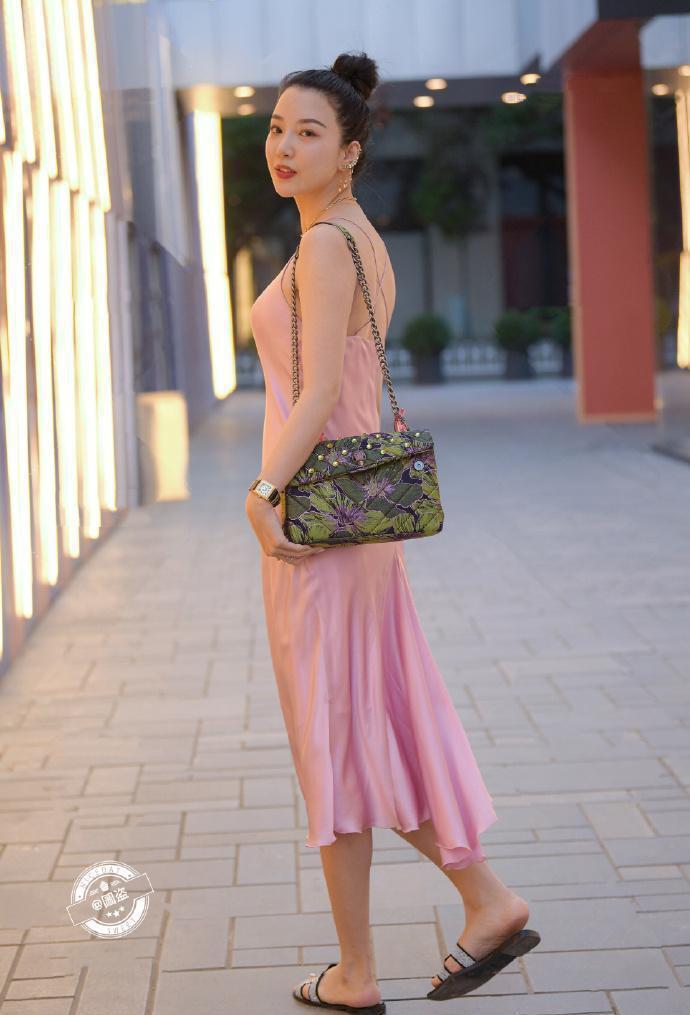 连衣裙 年轻自信的连衣裙穿搭随心又时髦,简约不失大气,时尚新颖