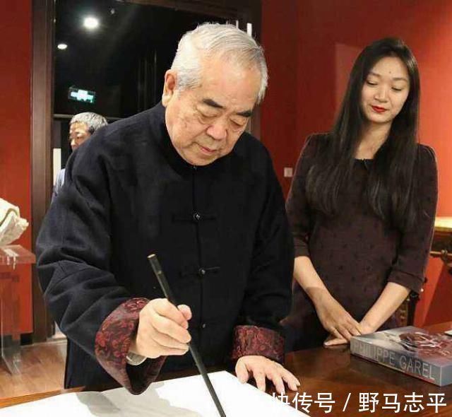 范曾|范曾书法，远胜启功书法网友看看落款