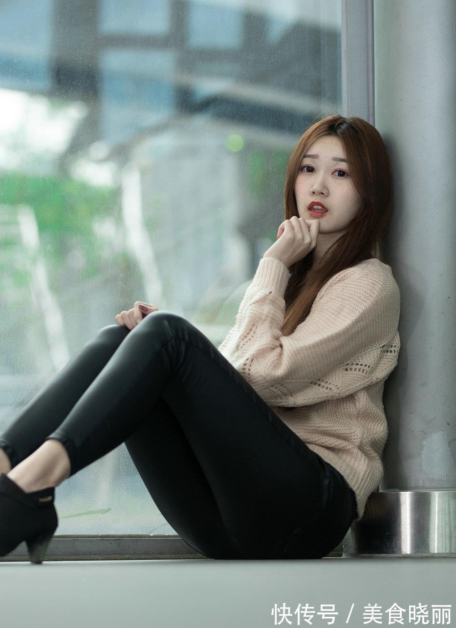 时尚|蓝色牛仔短裤,配麻灰色开叉小衫,让穿搭时髦又显个性