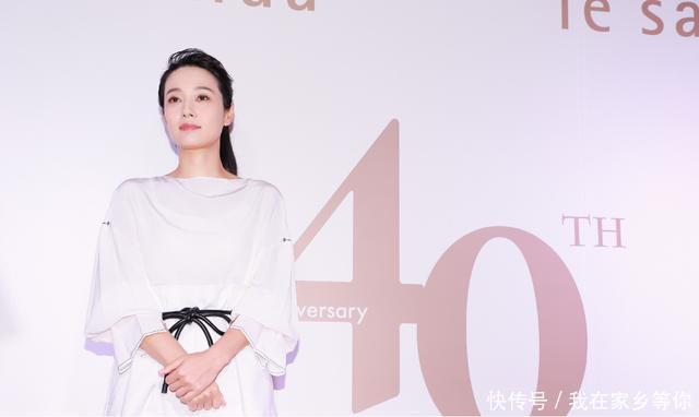 上衣|长发的马伊琍有点显普通,穿白上衣配白裤,模样减龄年轻感十足