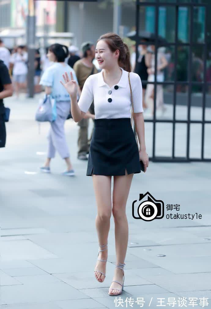 搭配 小姐姐搭配高腰短裙,秀出了一双完美的大长腿