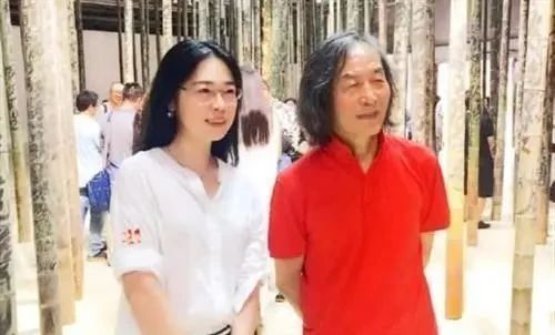 书法&她书功深厚,却以丑为美,书协大师:美女练书法,但愿成名家