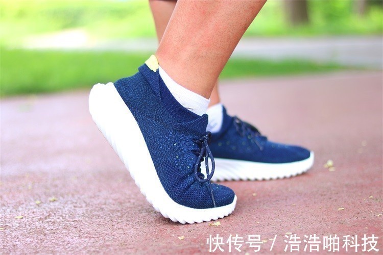 运动版 穿袜套鞋是怎么一种体验呢?网友:这个值得试一试
