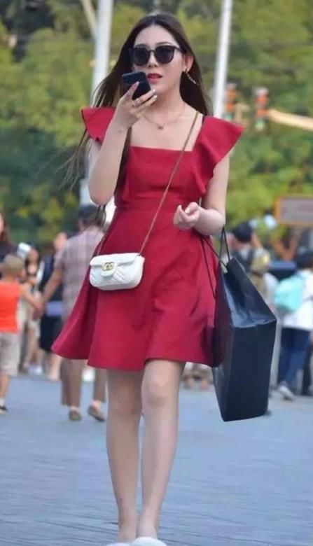 美感|街拍小姐姐一身简单的红裙装,透出一股清新的美感,很有少女范