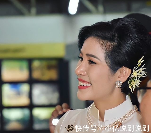 漫画|苏提达晒最新漫画好得意!蓝裙造型确实美,诗妮娜好久没有亮相了