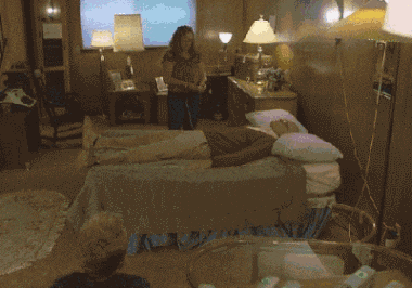 |搞笑GIF:幸亏反应快 不然被老婆发现就麻烦了