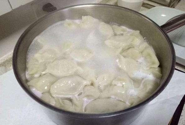  制作方法|煮饺子时，要不要翻动？10人做8人错，难怪饺子一碰就破