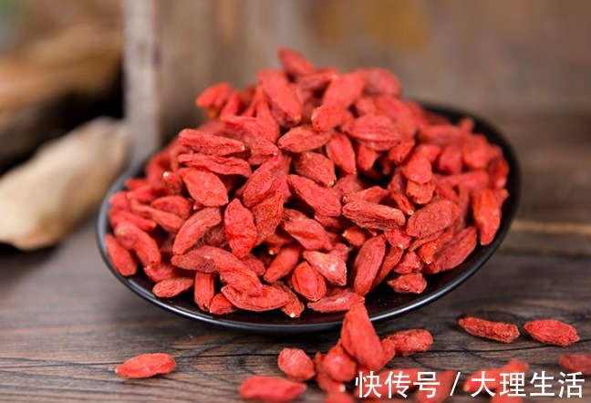 泡水|枸杞泡水是早上喝好还是晚上喝好，很多人不清楚，难怪总“上火”