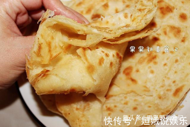 烙饼时,有人烫面,有人抹油,其实都不对,大厨教你正确做法