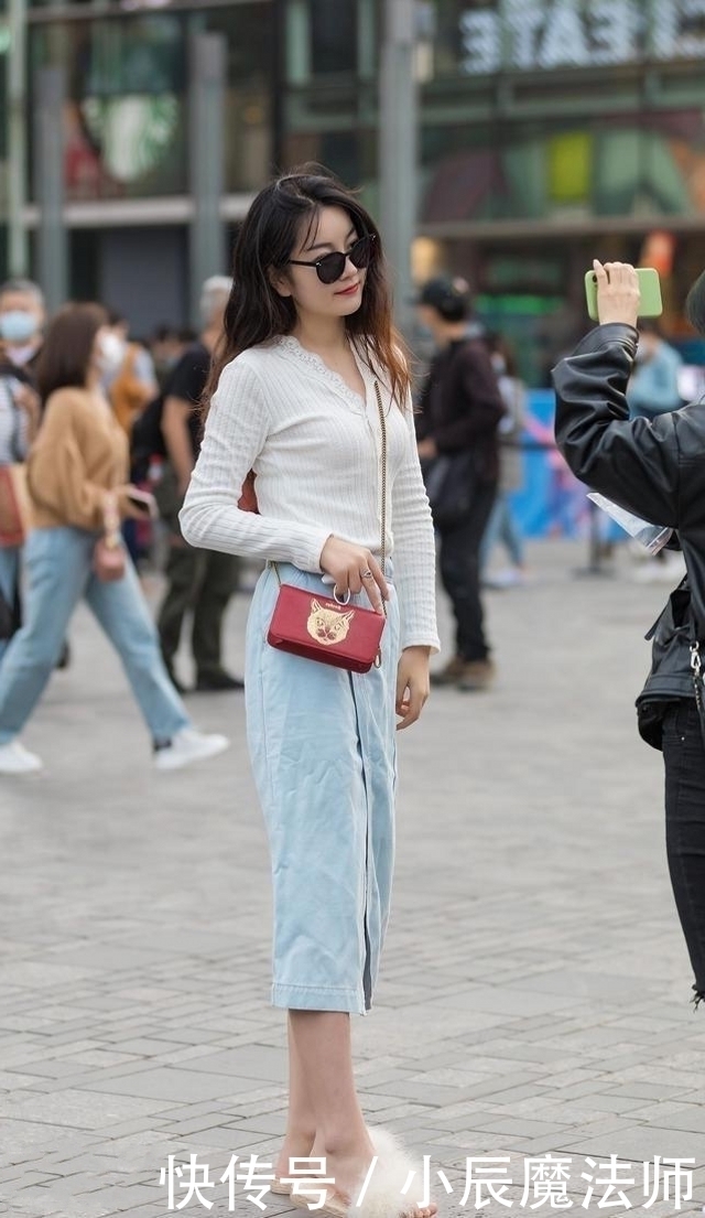 路人街拍,美女穿浅色的吊带连衣裙,简约有气质