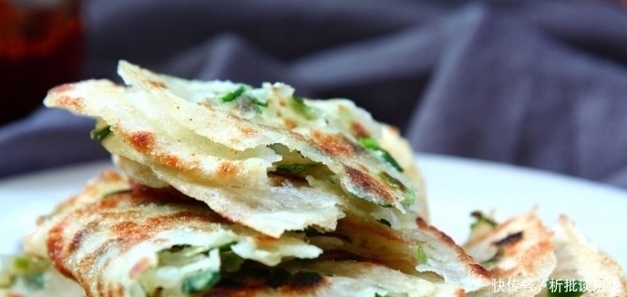 烙饼软怎么和面？开水烫或加鸡蛋，都不对！教你几种做法，太香了