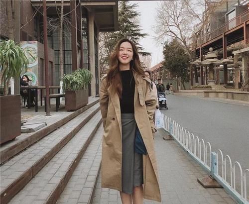 大衣还没穿腻，2021年新款“风衣”又火了，气质高级，谁穿谁好看
