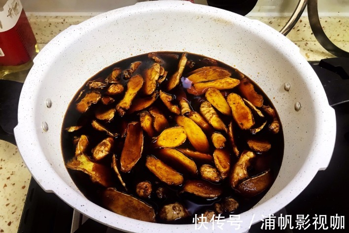 猪脚|猪身上这个“宝贝”，跟鸡蛋一起吃，从此告别手脚冰冷，记得多吃