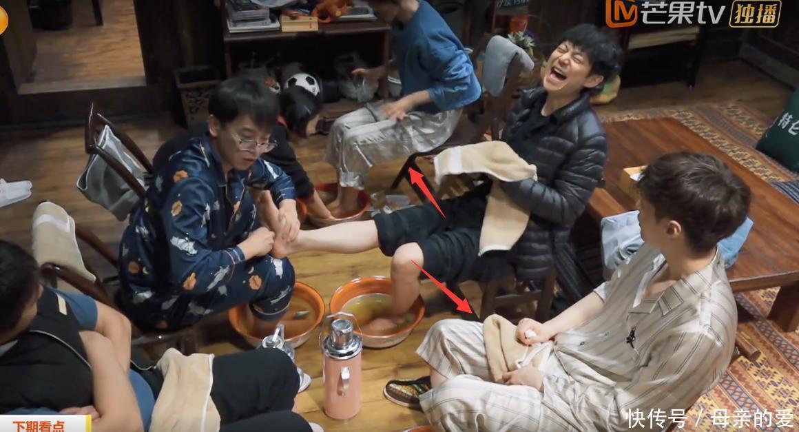 刘晓毅 杨紫跟张子枫唠家常,首位女嘉宾亮相,还跟张艺兴穿同款睡衣