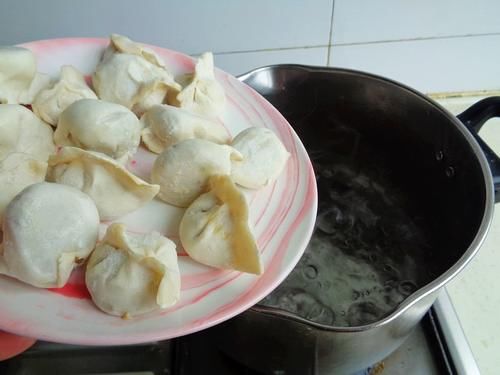 速冻饺子要想吃出好味道，拌一拌，劲道又开胃，比麻辣拌都好吃