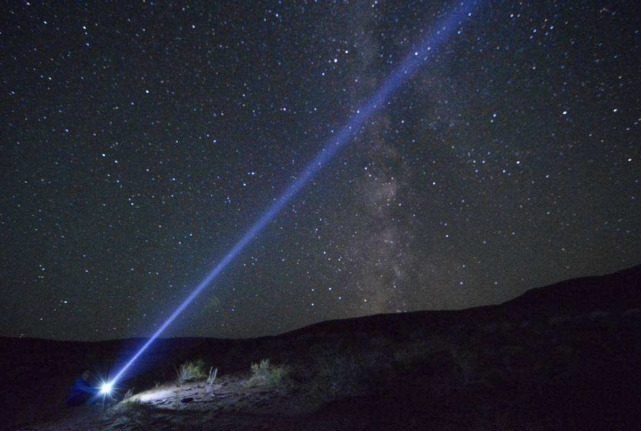 宇航员 手电筒对着天空照射一秒后关掉,光是消失了,还是会继续传播