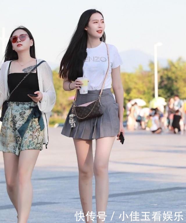 追寻阳光明媚的美,穿短裙配T恤就足够了,凉爽而自在