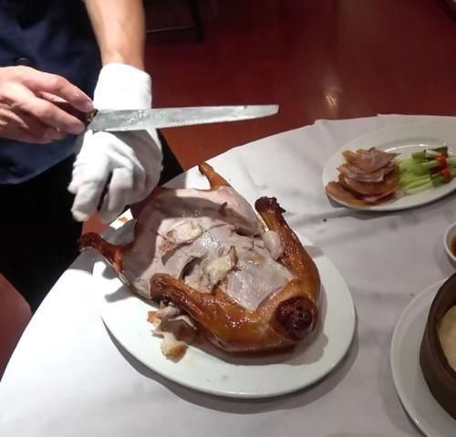 料理|泰国厨师料理烤鸭,第一刀下去就知道啥水平,可惜这一只鸭子了