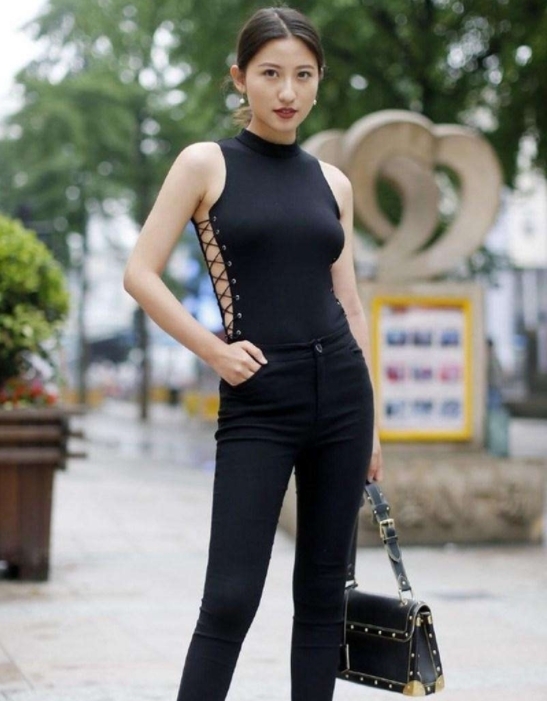 街拍：图1小姐姐这应该是大胆炫腹吧，大衣配美女，好看又时髦