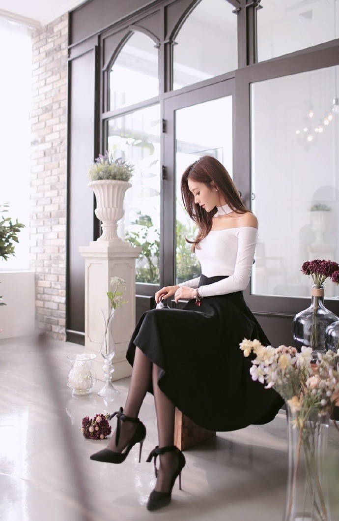 长发|长发美女的红色穿搭真性感,长相非常靓丽,气质优雅