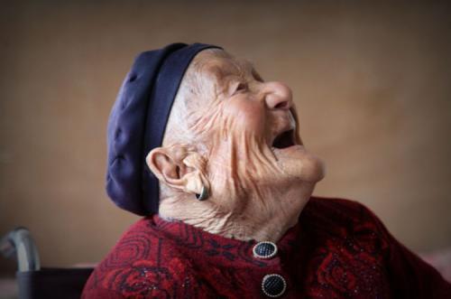 外婆|寿命长不靠多睡觉，也不靠保健品，而是坚持3件事，健康又长寿