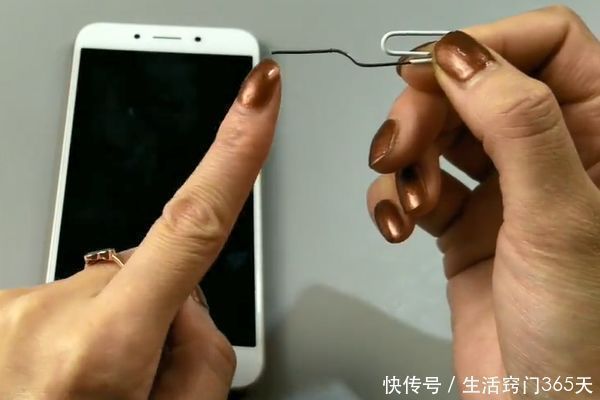 妙用|把回形针插在手机上,看到的都说聪明,解决了很多人都困扰的难题