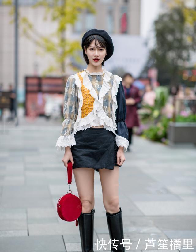 甜美|街拍小姐姐长相清纯,笑容甜美,穿印花裙子,看着十分的养眼