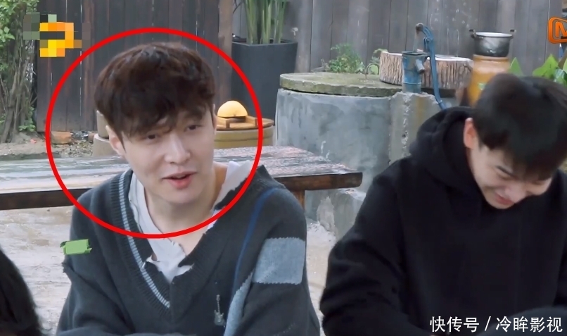 好感 杨紫帮张艺兴改微博名,细看张艺兴的表情变化,有没有好感很明显