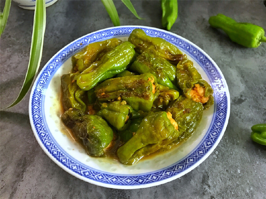 鲜美|青椒别再炒肉丝了,换个做法,咬一口,香辣鲜美,米饭都多吃一碗