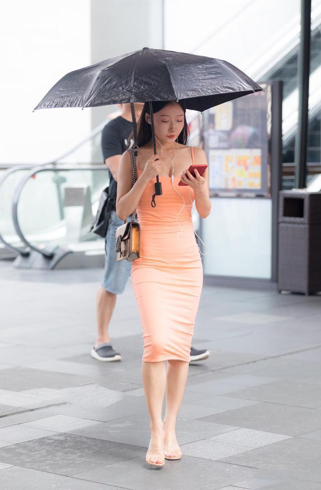 等待一秒钟入夏茫茫裙海之中的这条裙子,让你性感又显腿长