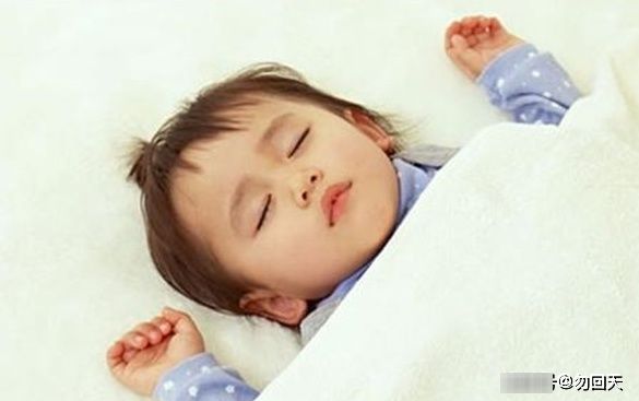 为了孩子的大脑发育，孩子睡醒时如果有这些表现，宝妈最好先别抱