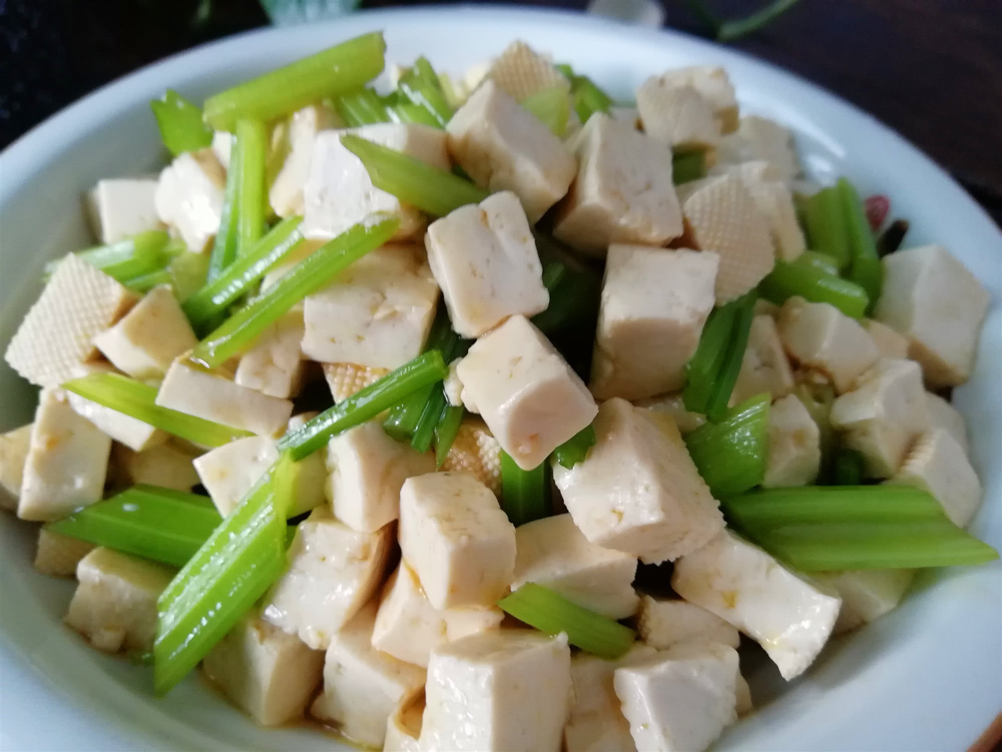 教你爽口美味的芹香木耳拌豆腐,好吃易做又有营养,家里人都爱吃