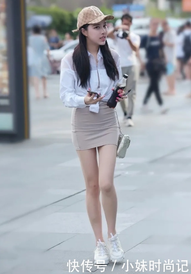 长袖|时尚又别致的长袖衬衣,搭配卡其色半身裙,穿出满满的气质美