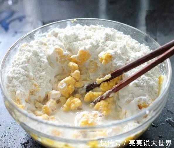 蒸发糕,别只会放酵母!多加一勺“它”,发糕蓬松香甜,吃着真香!