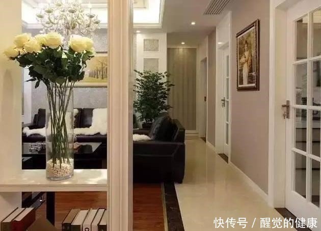 玄关|值得借鉴的轻奢风新房，玄关很“人性化”，简单轻装饰很舒服！