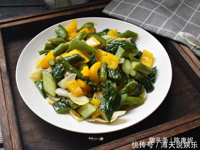 清甜|天热多吃蔬菜补充维生素,四种蔬菜一起炒,脆嫩清甜爽口