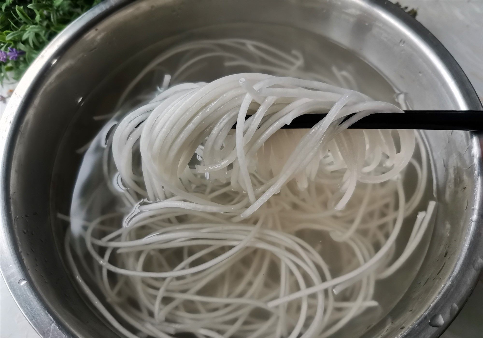 用时|土豆粉条用开水还是冷水泡好？土豆粉条正确泡发方法，不粘不碎