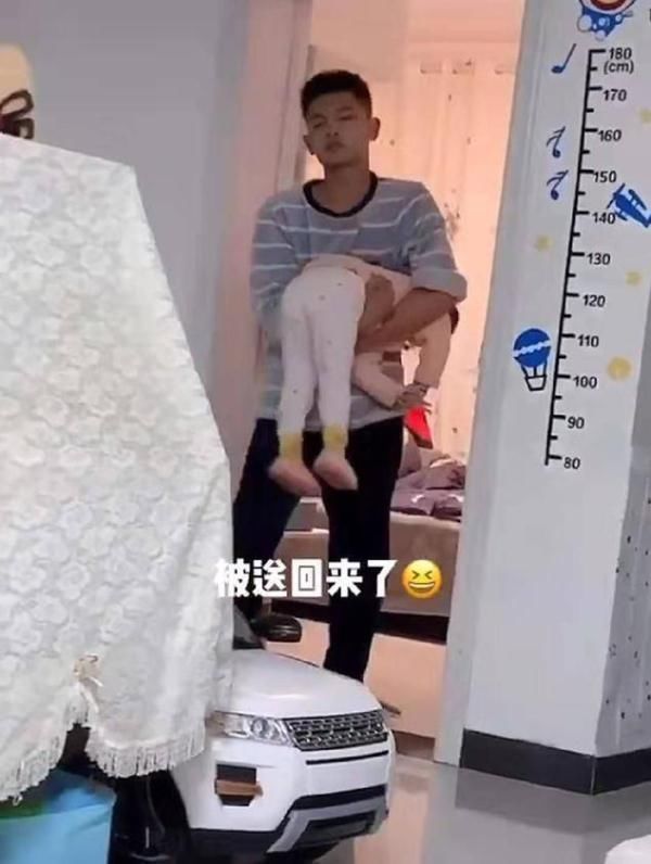 哥哥|妹妹想进哥哥房间蹭睡,费尽心机爬上哥哥的床,哥哥的反应太无情