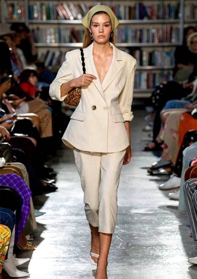 显得|35岁女人春季怎么穿上班服不仅接地气,还能彰显知性利落一面