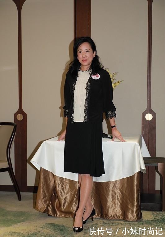 蕾丝|朱玲玲到底是“阔太太”,白色连衣裙配黑外套简约高级,清爽利落