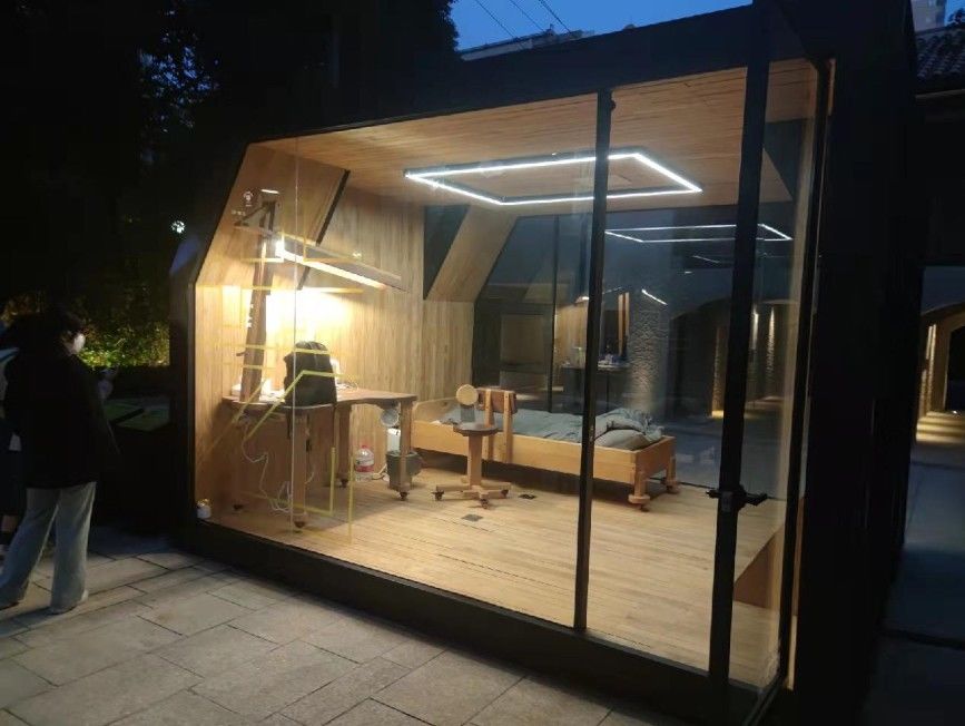 月光落在左手上!上海惊现透明房子!独处24小时,吃饭睡觉全程被围观!有人从外地赶来体验…