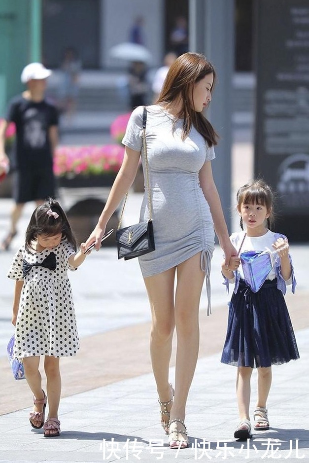 带孩子逛街的时尚辣妈，一点都看不出是位宝妈呢