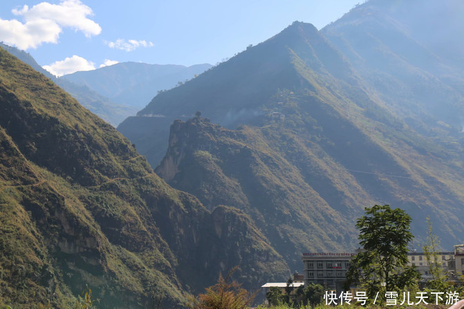 怒江峡谷内素有，十里不同天，万物在一山，之说