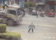 |搞笑GIF:站在高处往下看,风景真的不一样