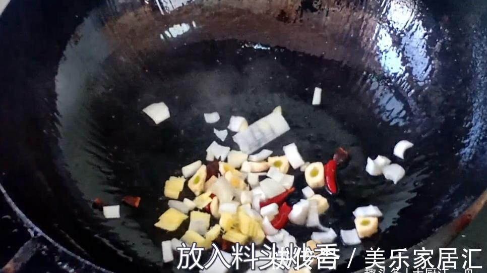 茄子|茄子别再红烧和凉拌，教你再到油焖素带鱼，端上桌家人抢着吃